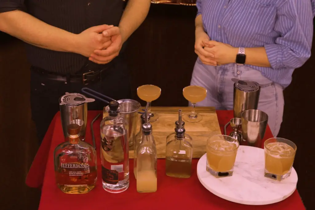 Bee’s Knees -the Evolution of a Gin Sour