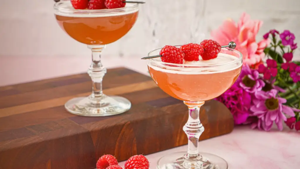French Martini -a Global 1990s Cocktail Icon